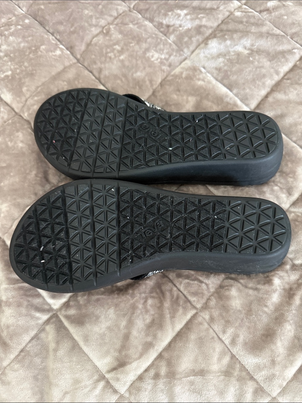 Teva Women’s Black Wedge Flip-Flop with White Paisley Straps Size 10 - Picture 5 of 7